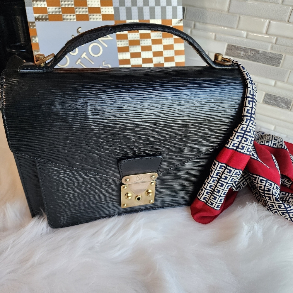 Louis Vuitton Black Epi Clutch w/Wallet - Picture 8 of 17